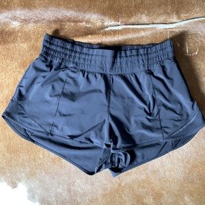 Lululemon Hotty Hot II 2.5 shorts